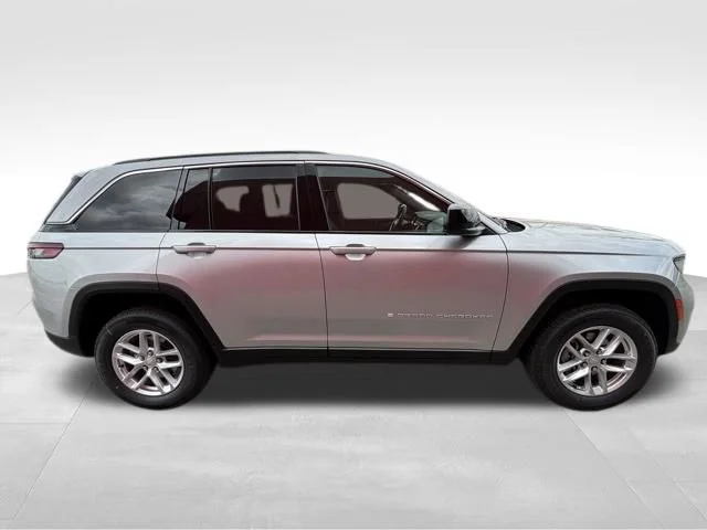 New 2026 Silver Zynith Exterior Paint Jeep Laredo X image 7
