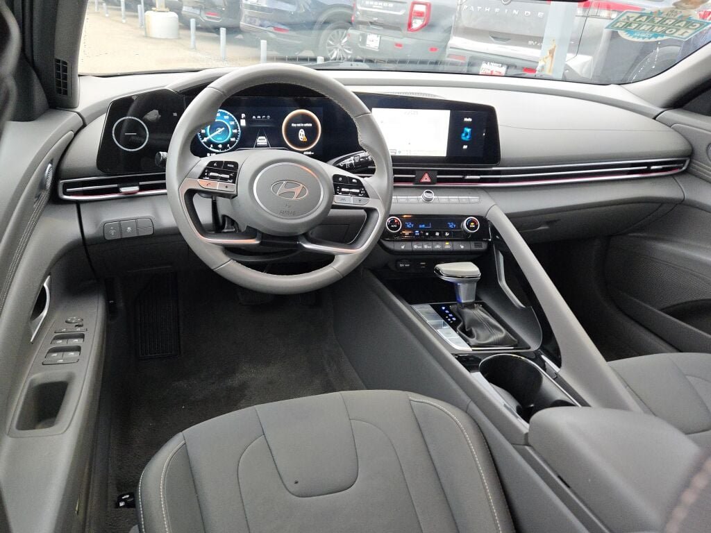 Used 2025 Black Hyundai SEL Convenience image 17
