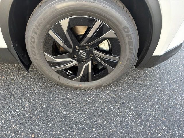 New 2026 Wind Chill Pearl <sup>1</sup> Toyota  SE image 4