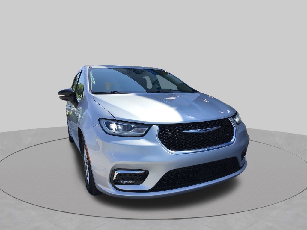 Used 2024 Silver Chrysler Touring L image 3