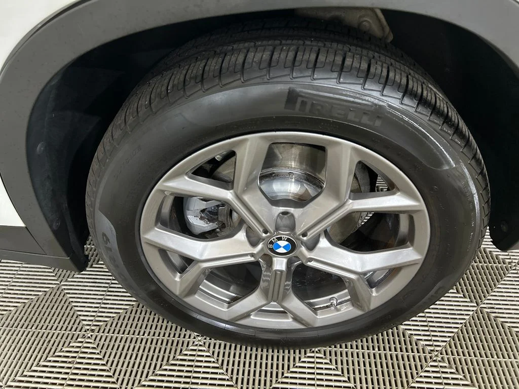 Used 2022 White BMW sDrive30i image 10