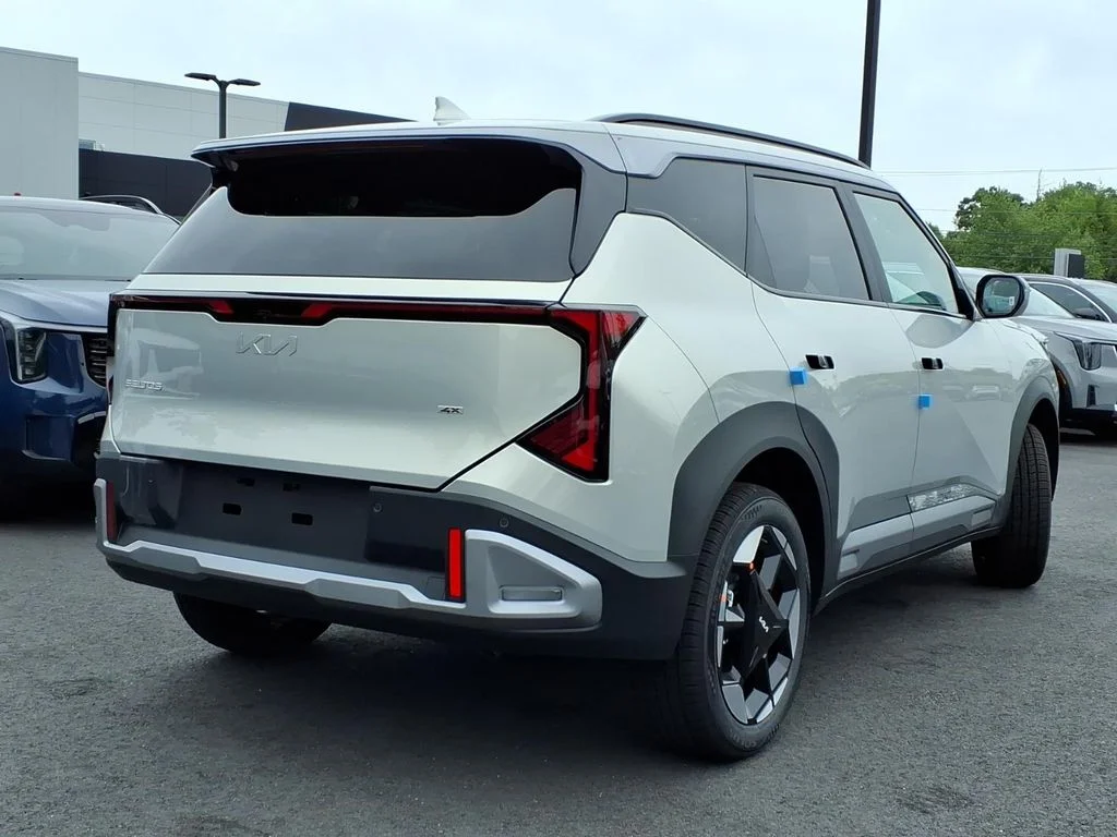 New 2027 White Kia EX image 4
