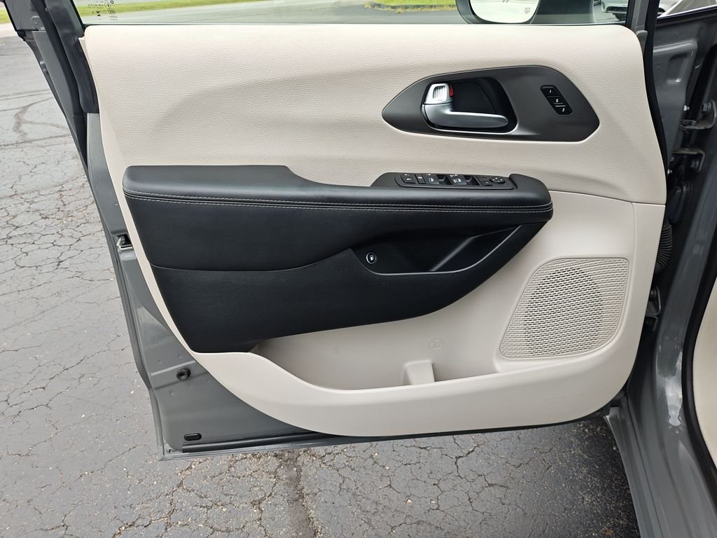 Used 2023 White Chrysler Touring L image 12