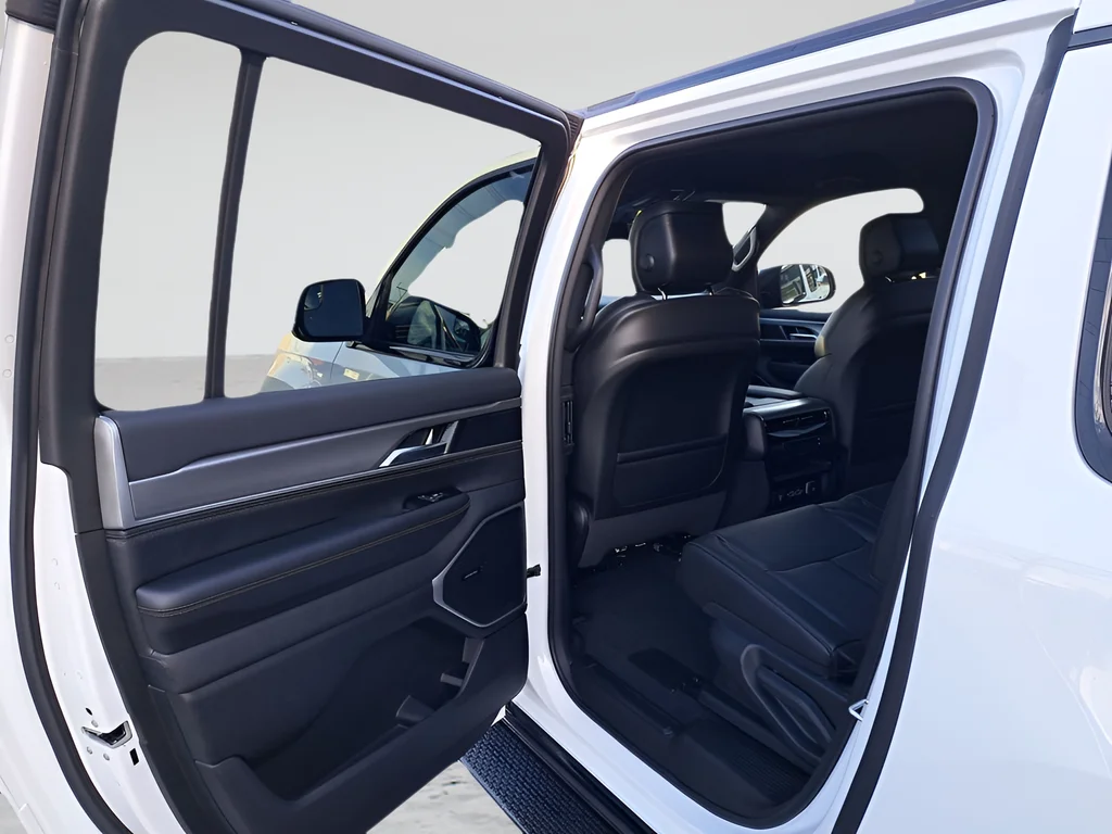 New 2026 Bright White Clear-Coat Exterior Paint Jeep Limited Altitude image 12
