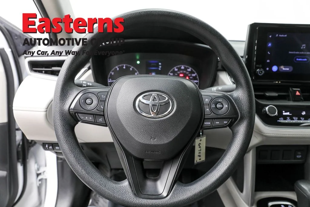 Used 2023 White Toyota L image 10