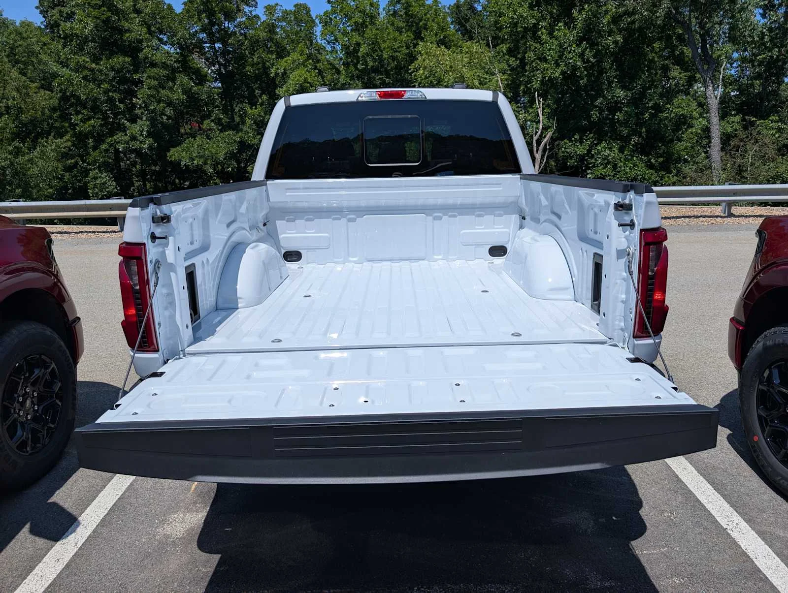 New 2026 Oxford White Ford XLT image 7