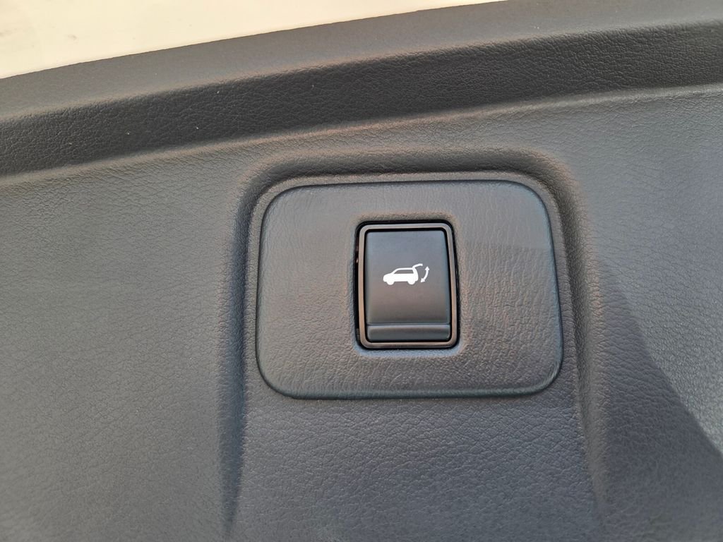 Used 2021 White Nissan Platinum image 10