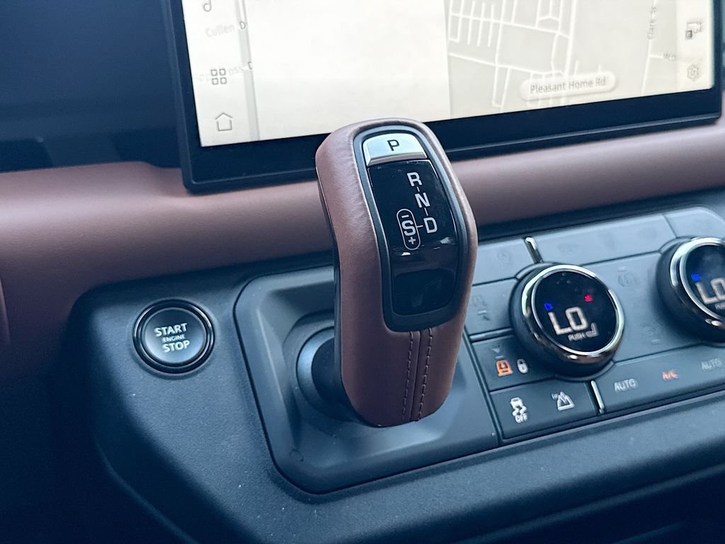 Used 2025  Land Rover OCTA image 29