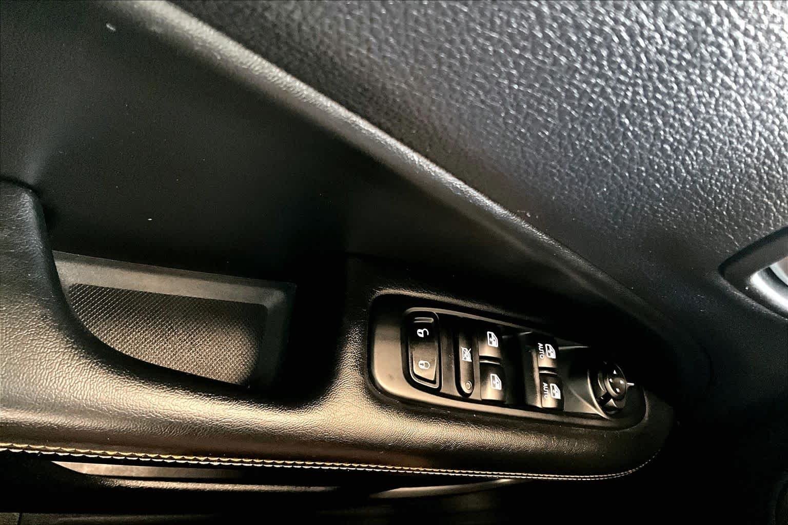 Used 2018 Redline Pearlcoat Jeep Latitude image 37