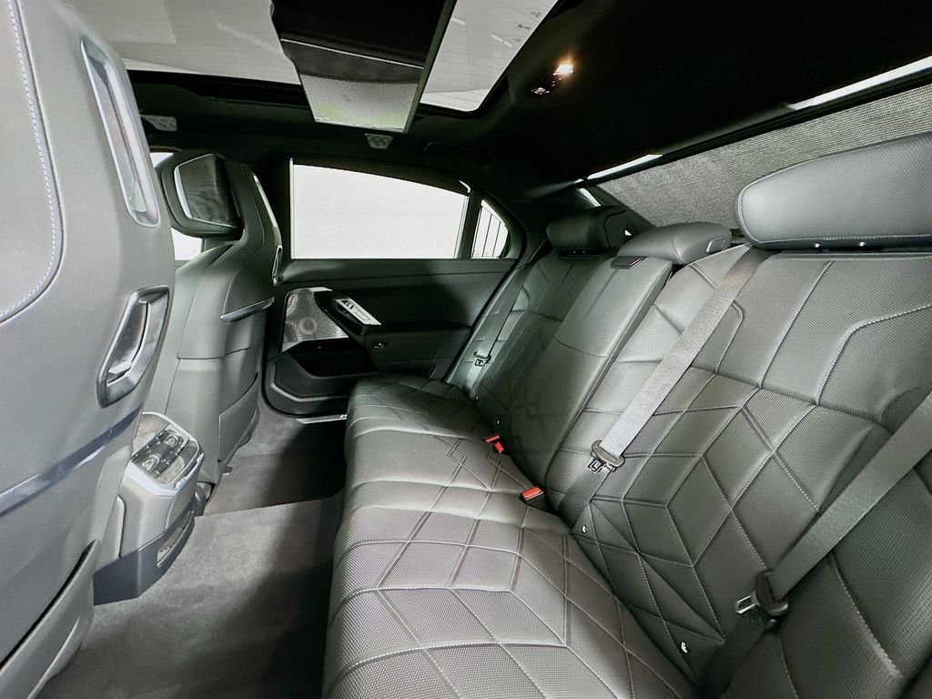 Used 2023 Black Sapphire Metallic BMW xDrive60 image 25