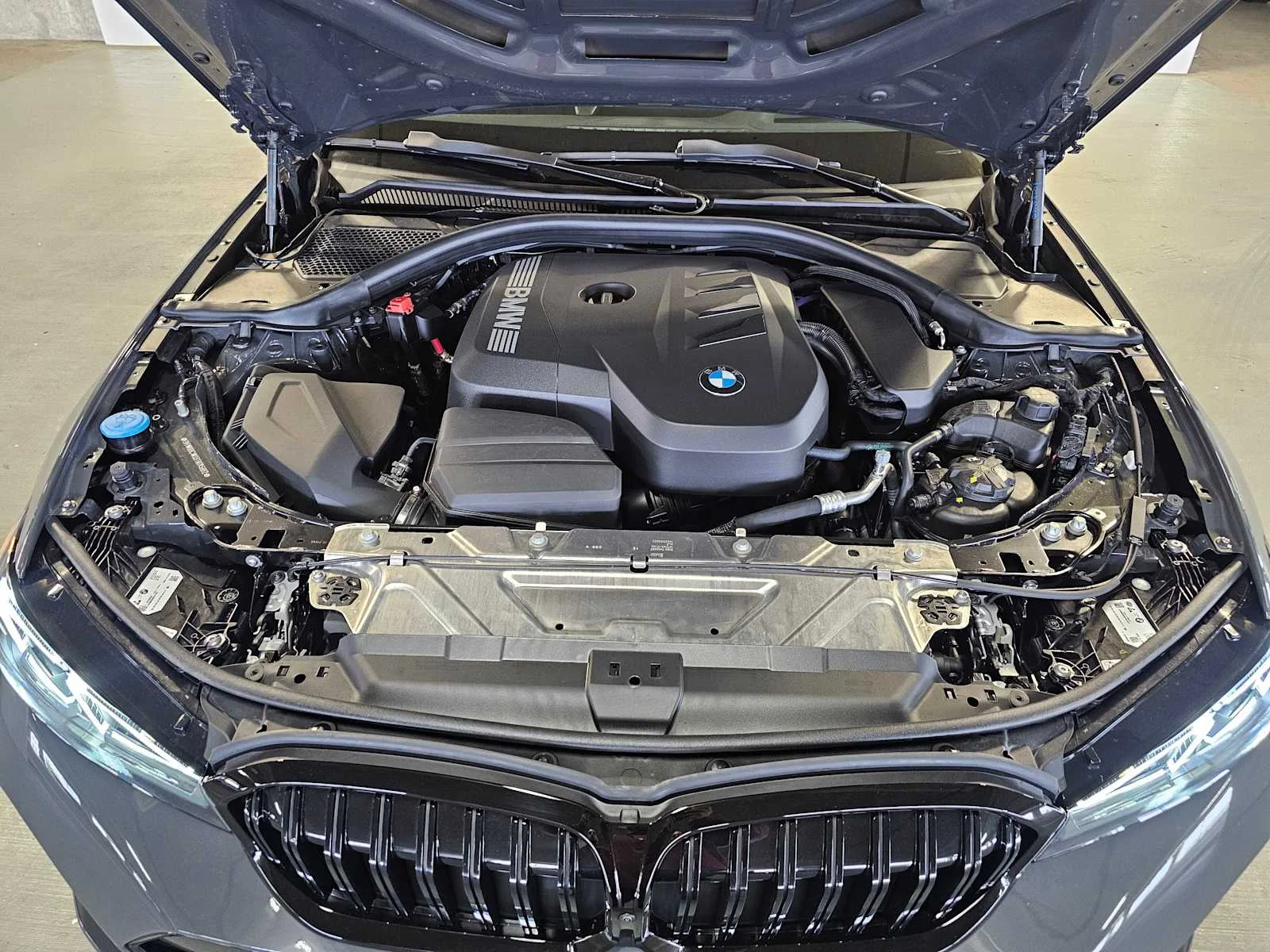 New 2026 Dravit Grey Metallic BMW 330i NA xDrive image 9