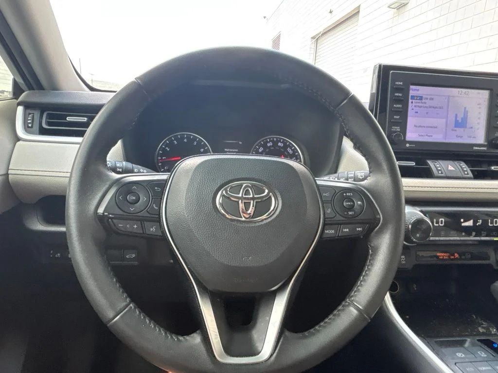 Used 2021  Toyota XLE Premium image 17