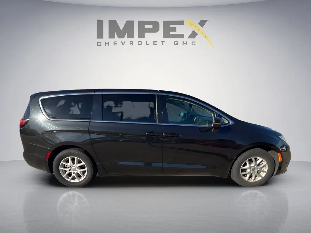 Used 2023 Black Chrysler Touring L image 6