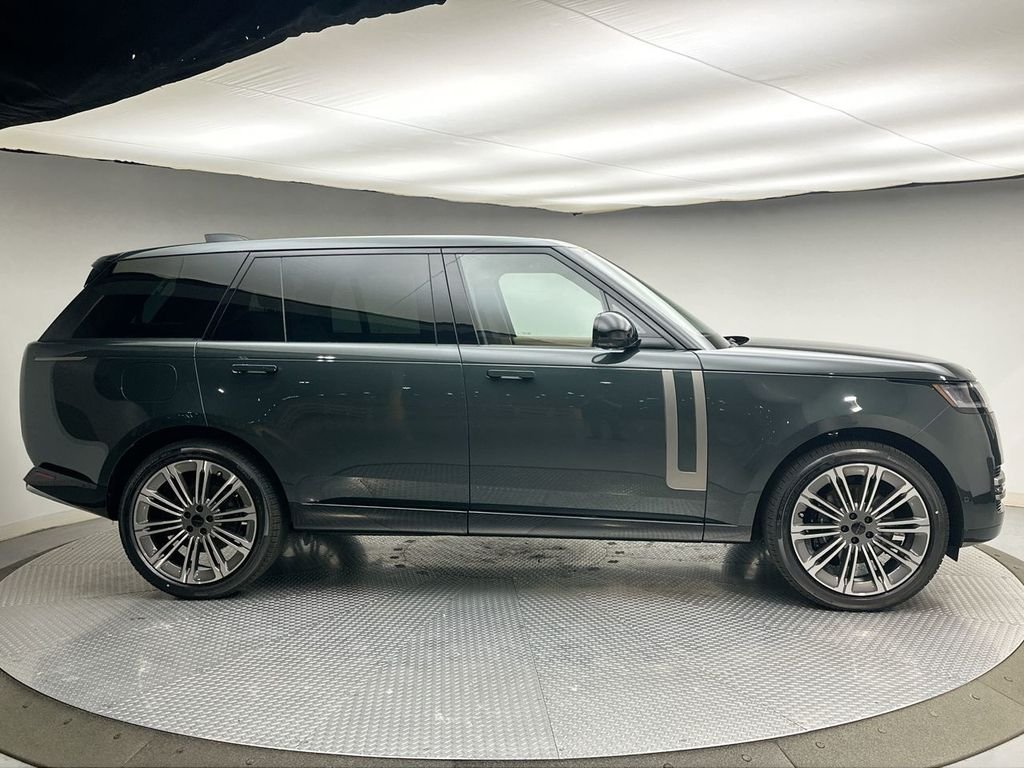 New 2026 Belgravia Green Metallic Land Rover SE image 12