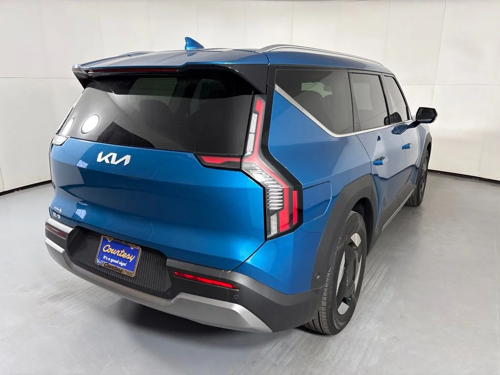New 2026 Ocean Blue Kia Wind AWD image 8