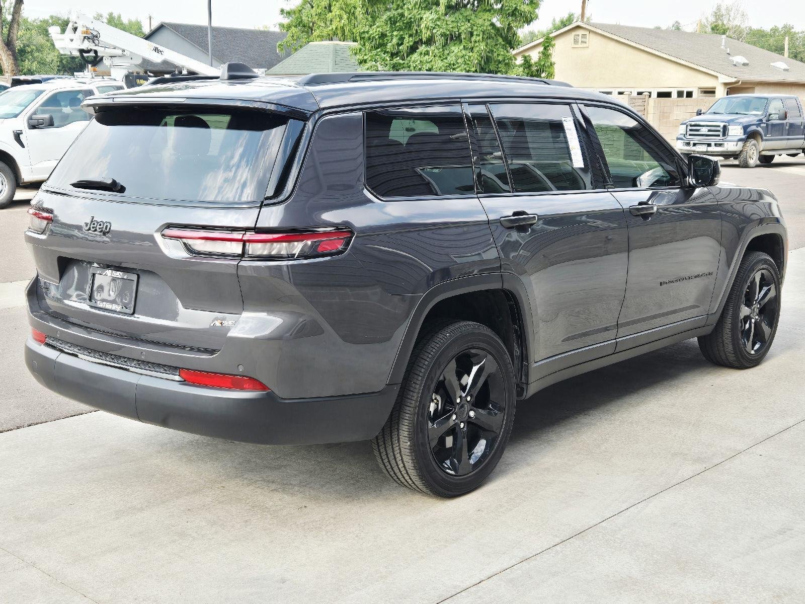 Used 2025 Metallic Jeep Altitude X image 4
