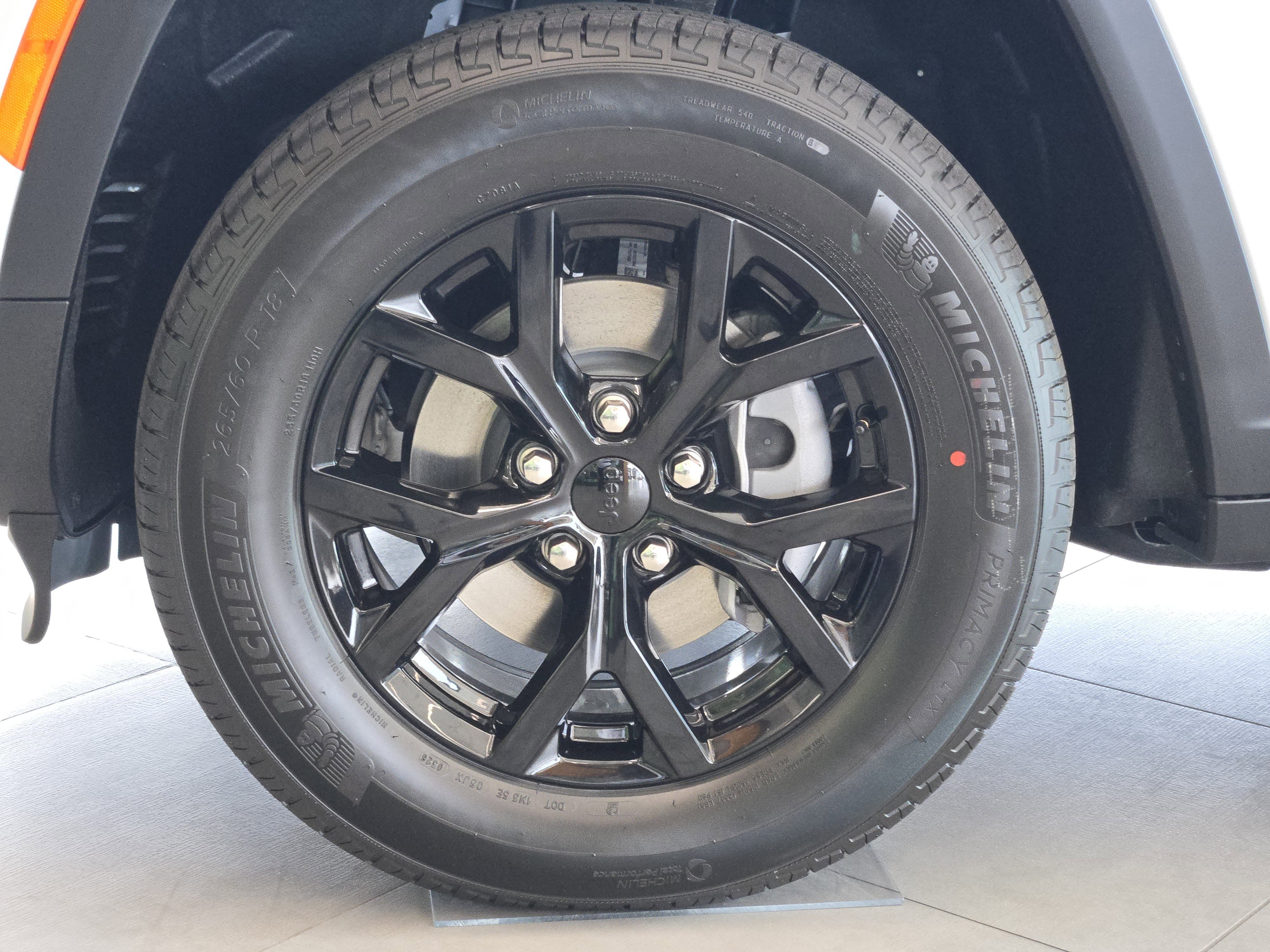 New 2026 Bright White Clear-Coat Exterior Paint Jeep Laredo Altitude image 9