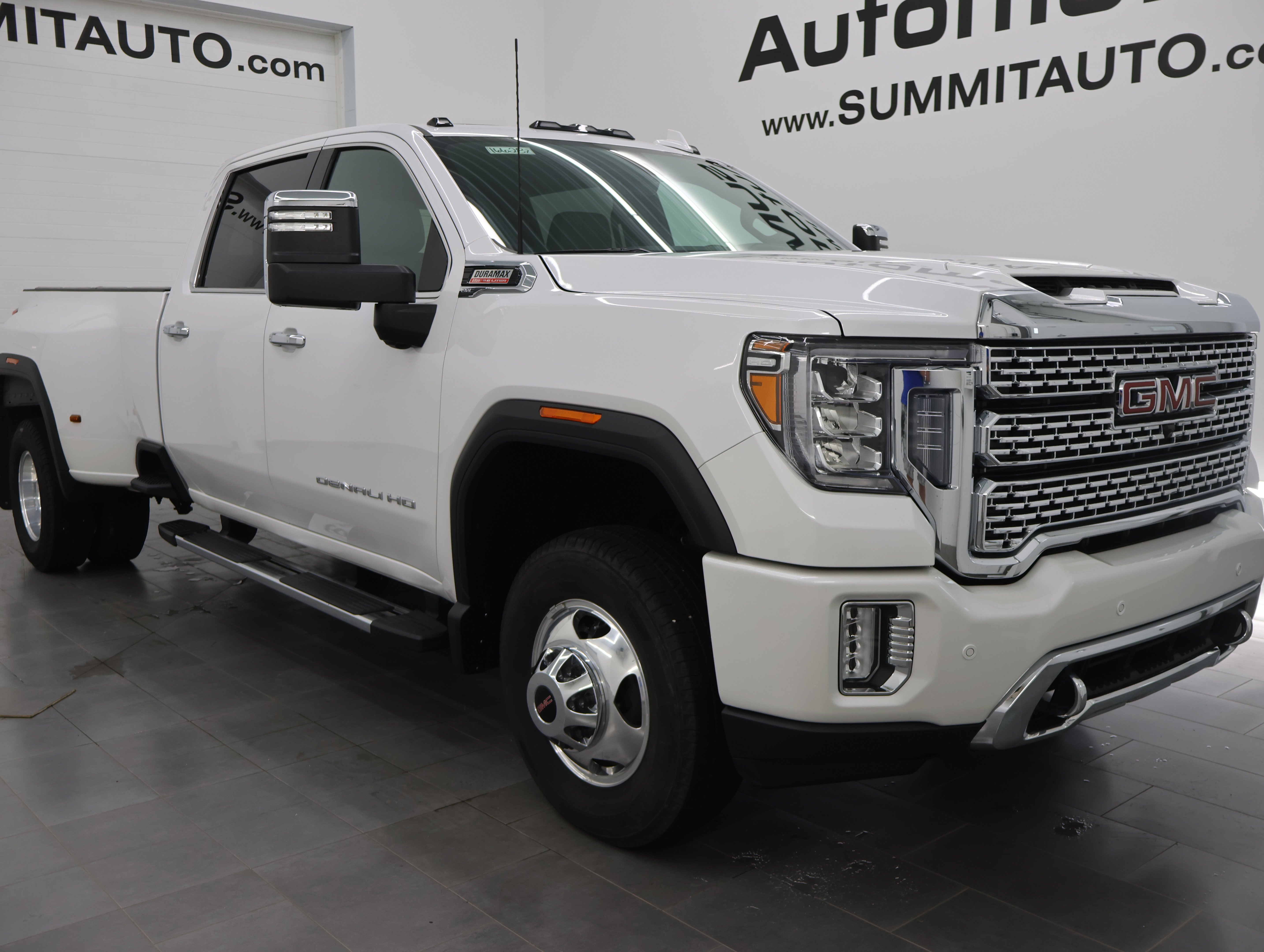 Used 2022 White Frost Tricoat GMC 4x4 Crew Cab Denali DRW: CREW-LONG-DRW-DENALI ULTIMATE-NAV-MOON-360 CAM-DIESEL-1 OWNER image 2