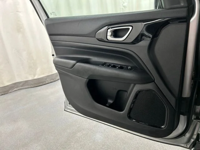 Used 2025 Silver Jeep Latitude image 20