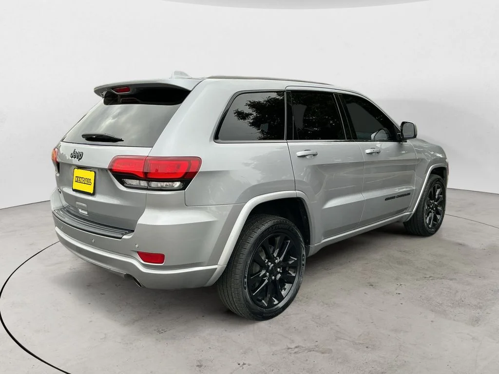 Used 2018 Silver Jeep Altitude image 5