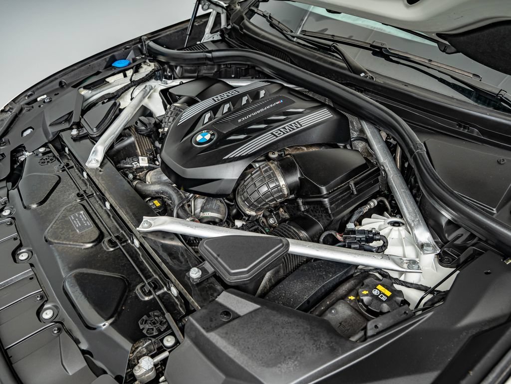Used 2023 Frozen Brilliant White Metallic BMW M50i image 40