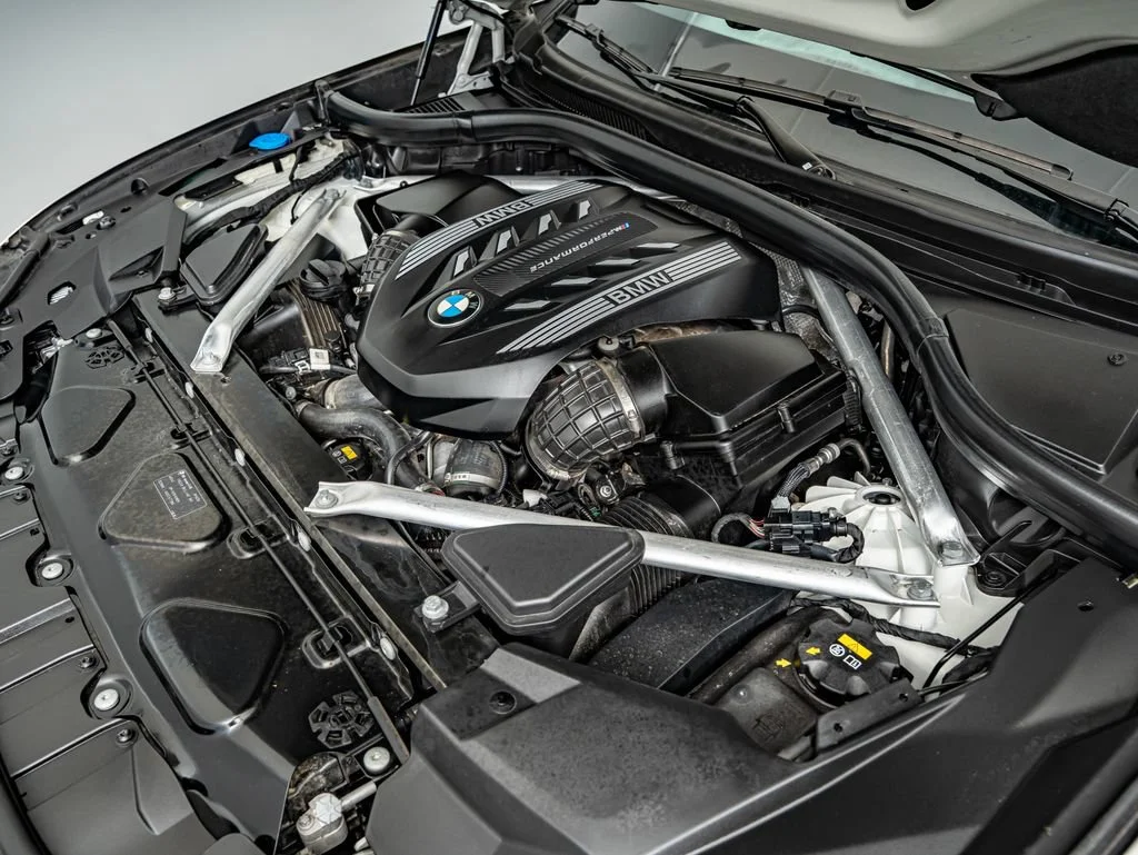 Used 2023 Frozen Brilliant White Metallic BMW M50i image 40