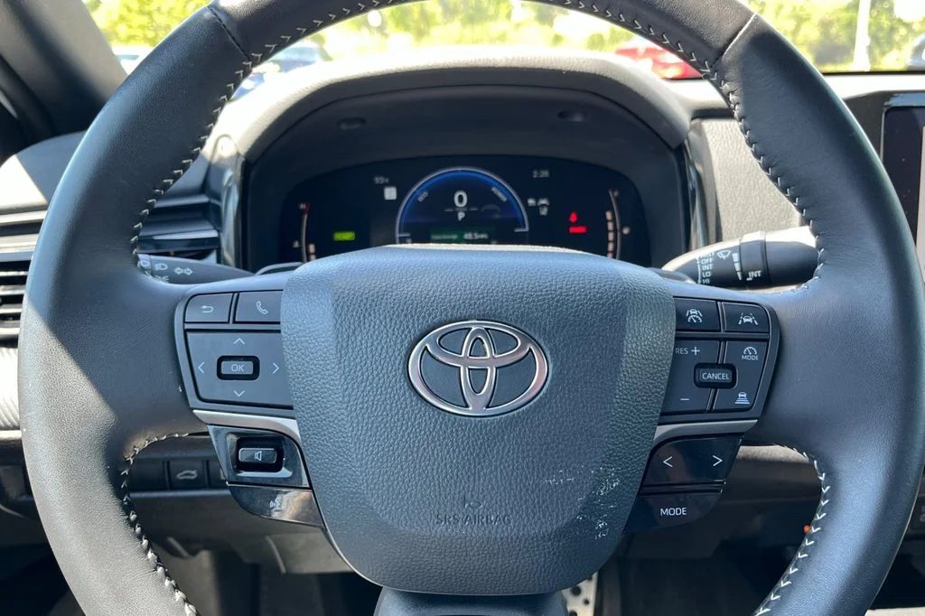 Used 2025 White Toyota  image 32
