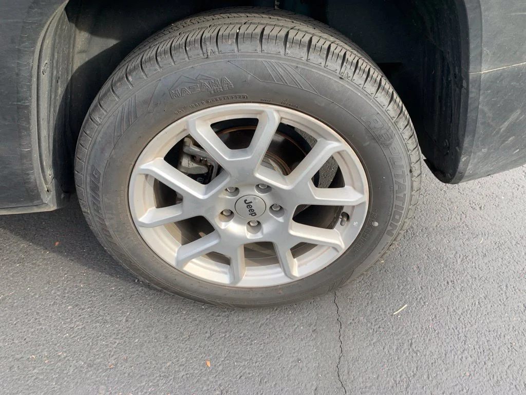 Used 2022 Bikini Metallic Clearcoat Jeep Latitude image 10