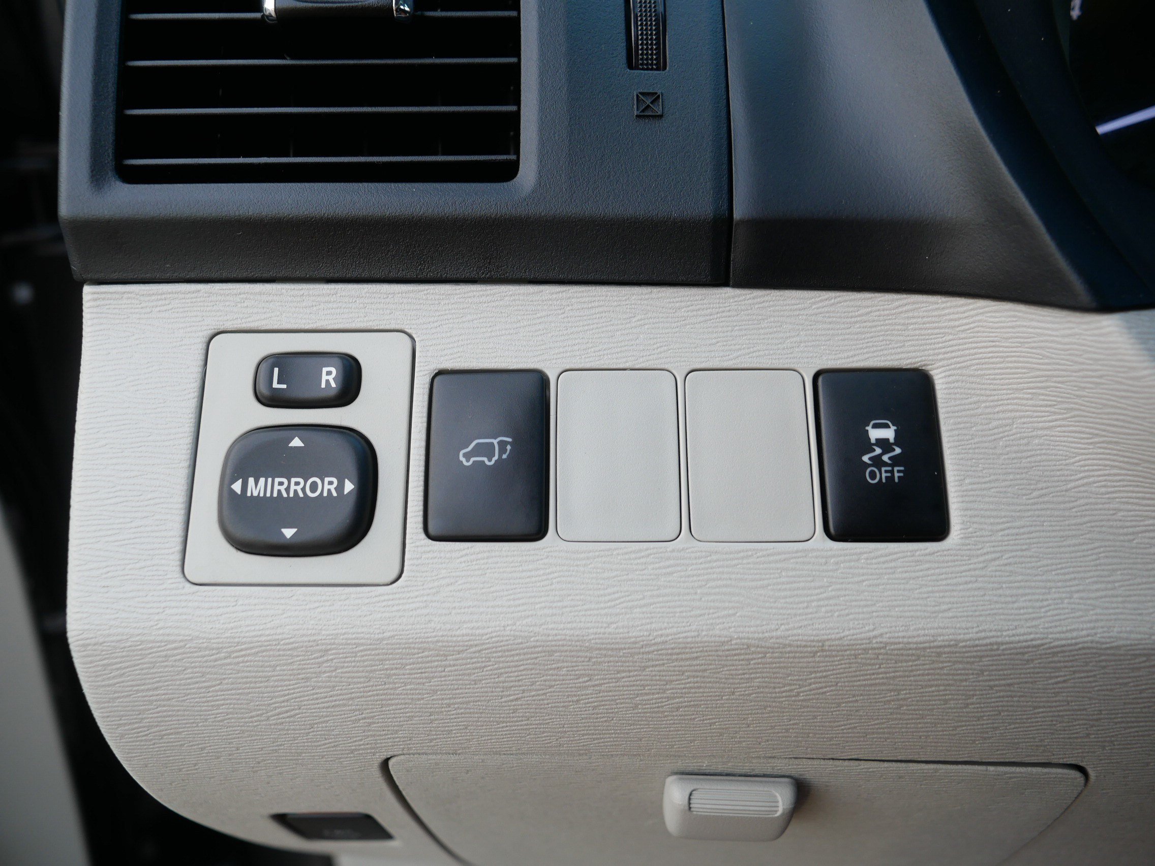 Used 2013 Magnetic Gray Metallic Toyota XLE image 26