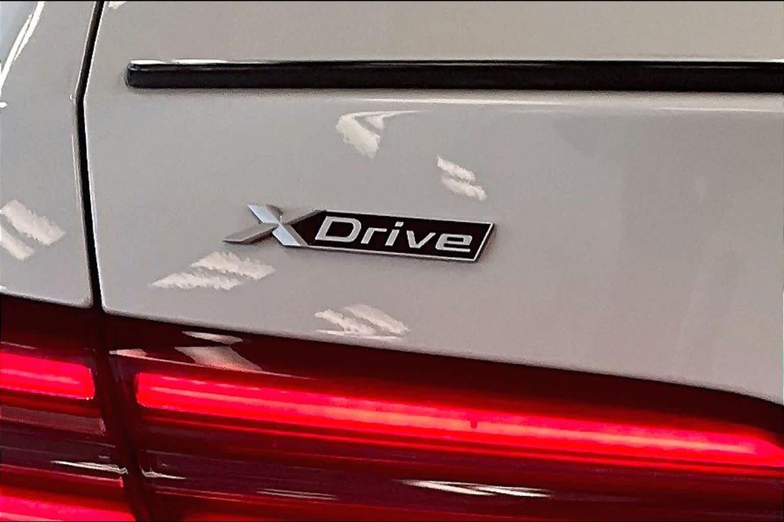 Used 2024 Mineral White Metallic BMW 540i xDrive image 9