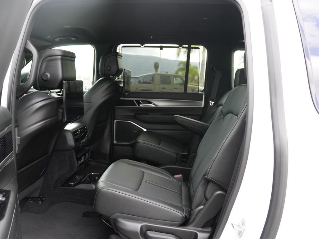 New 2026 Bright White Clear-Coat Exterior Paint Jeep Limited image 20