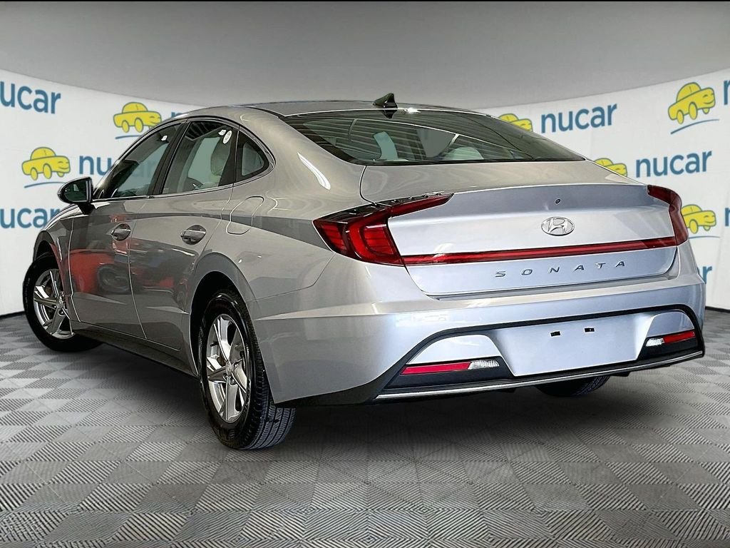 Used 2023 Silver Hyundai SE image 4
