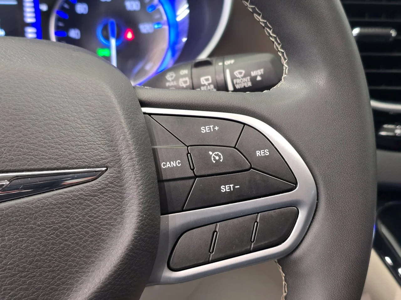 Used 2023 Silver Mist Clearcoat Chrysler LX image 16