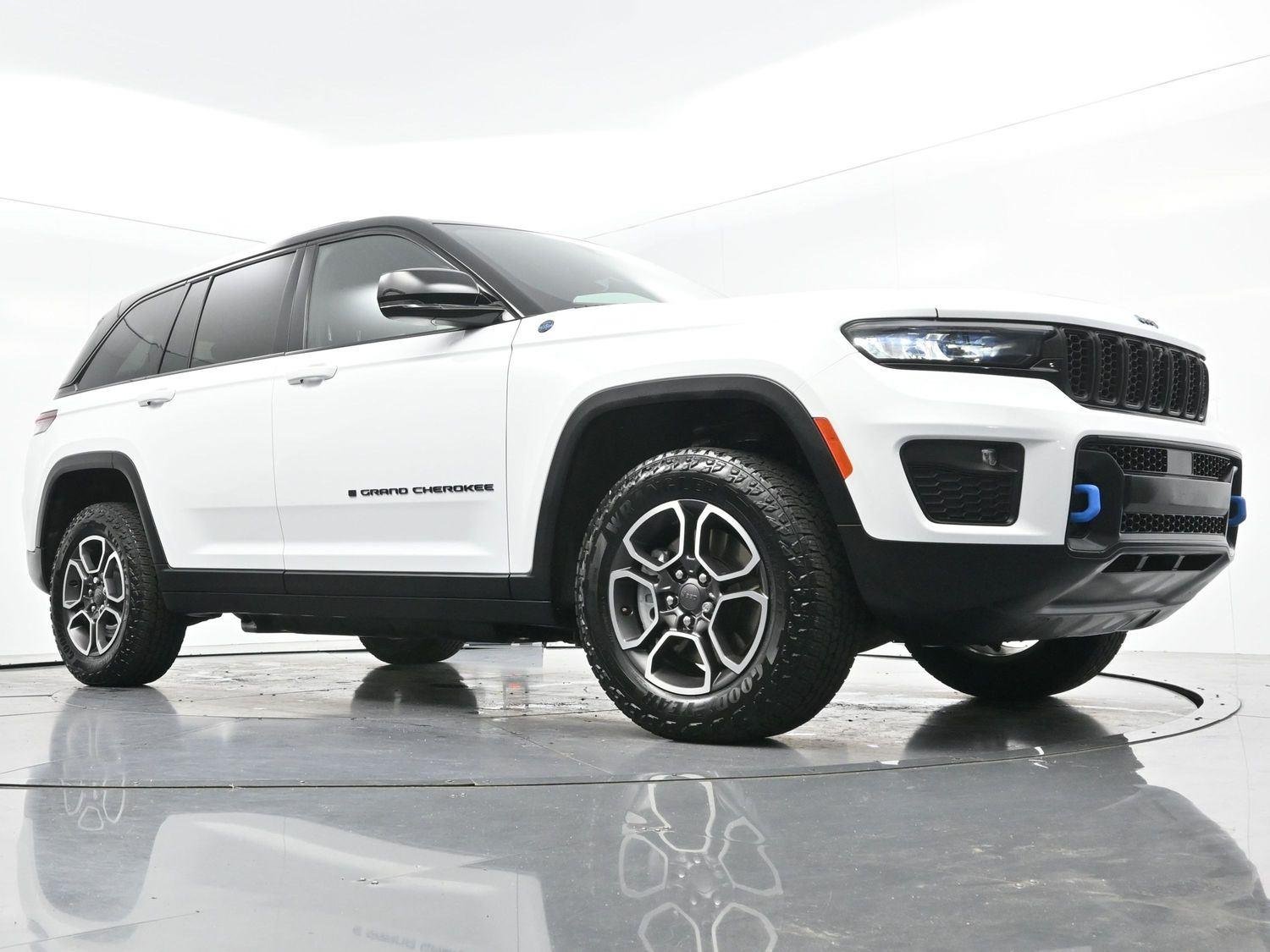 Used 2022 Bright White Clearcoat Jeep Trailhawk image 46