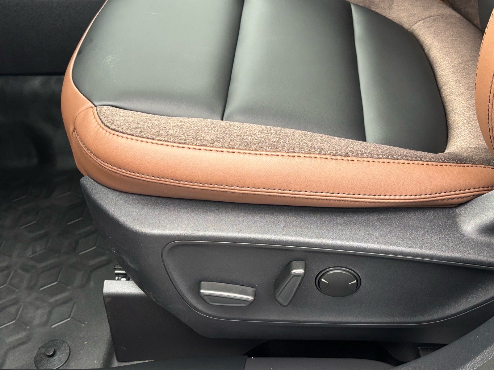 New 2025 Carbonized Gray Metallic Ford Outer Banks® image 10