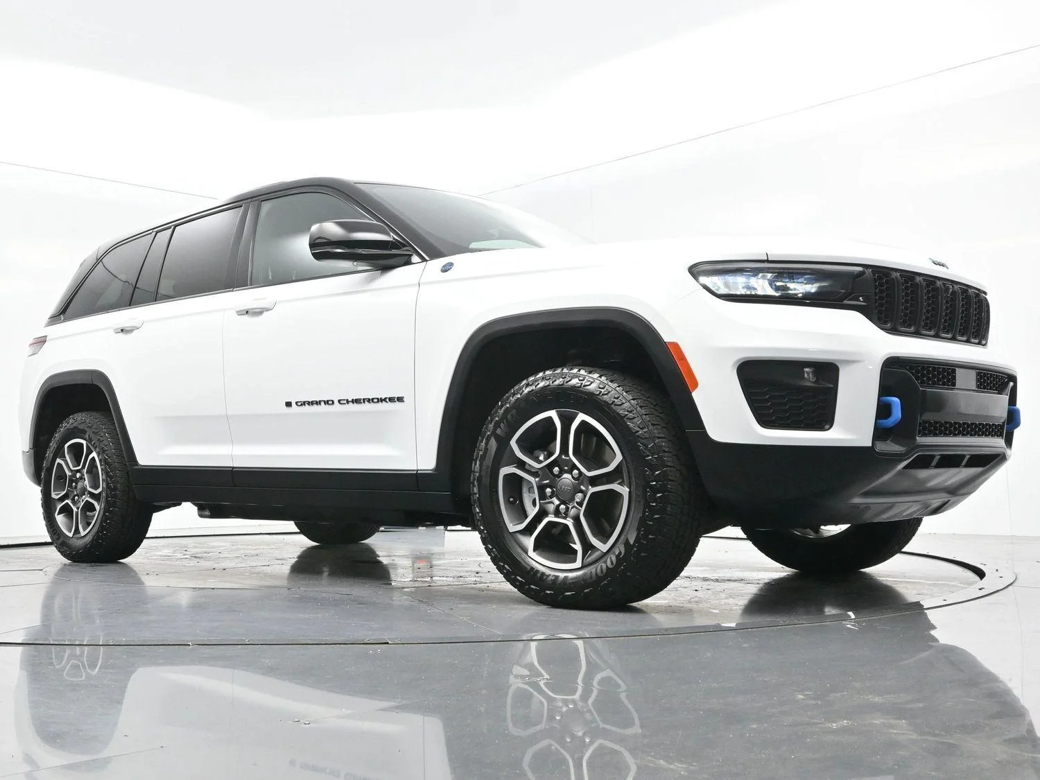 Used 2022 Bright White Clearcoat Jeep Trailhawk image 46