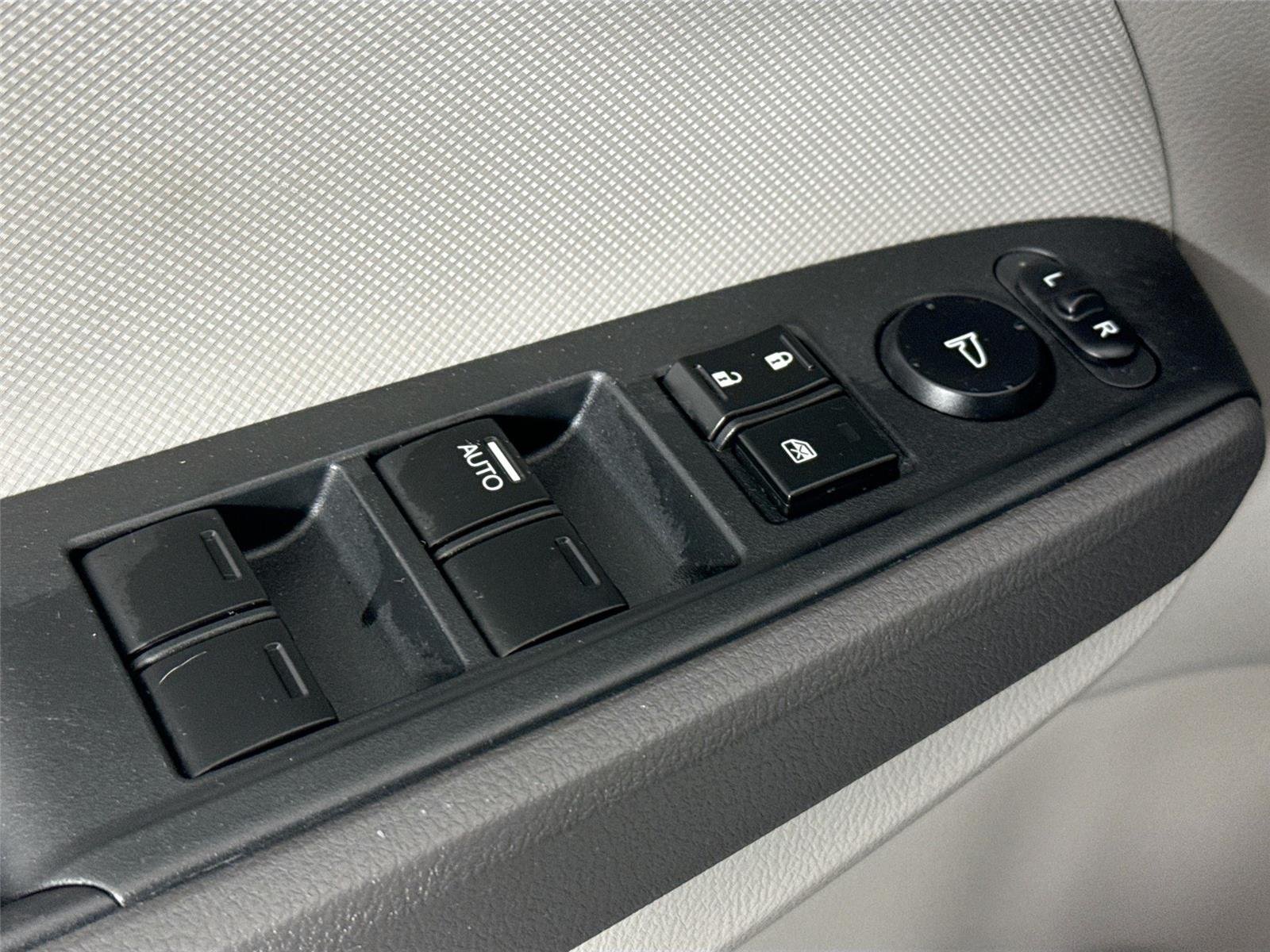 Used 2009 Alabaster Silver Metallic Honda LX image 23