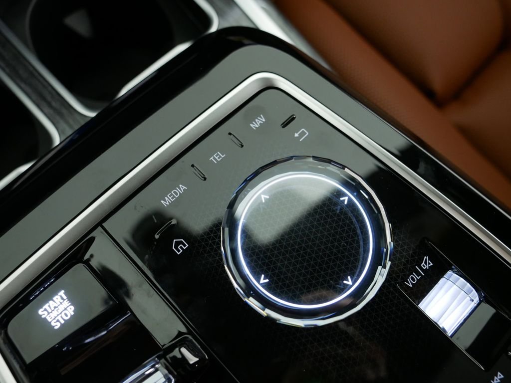 2025 BMW 7 Series 750e - Photo 49