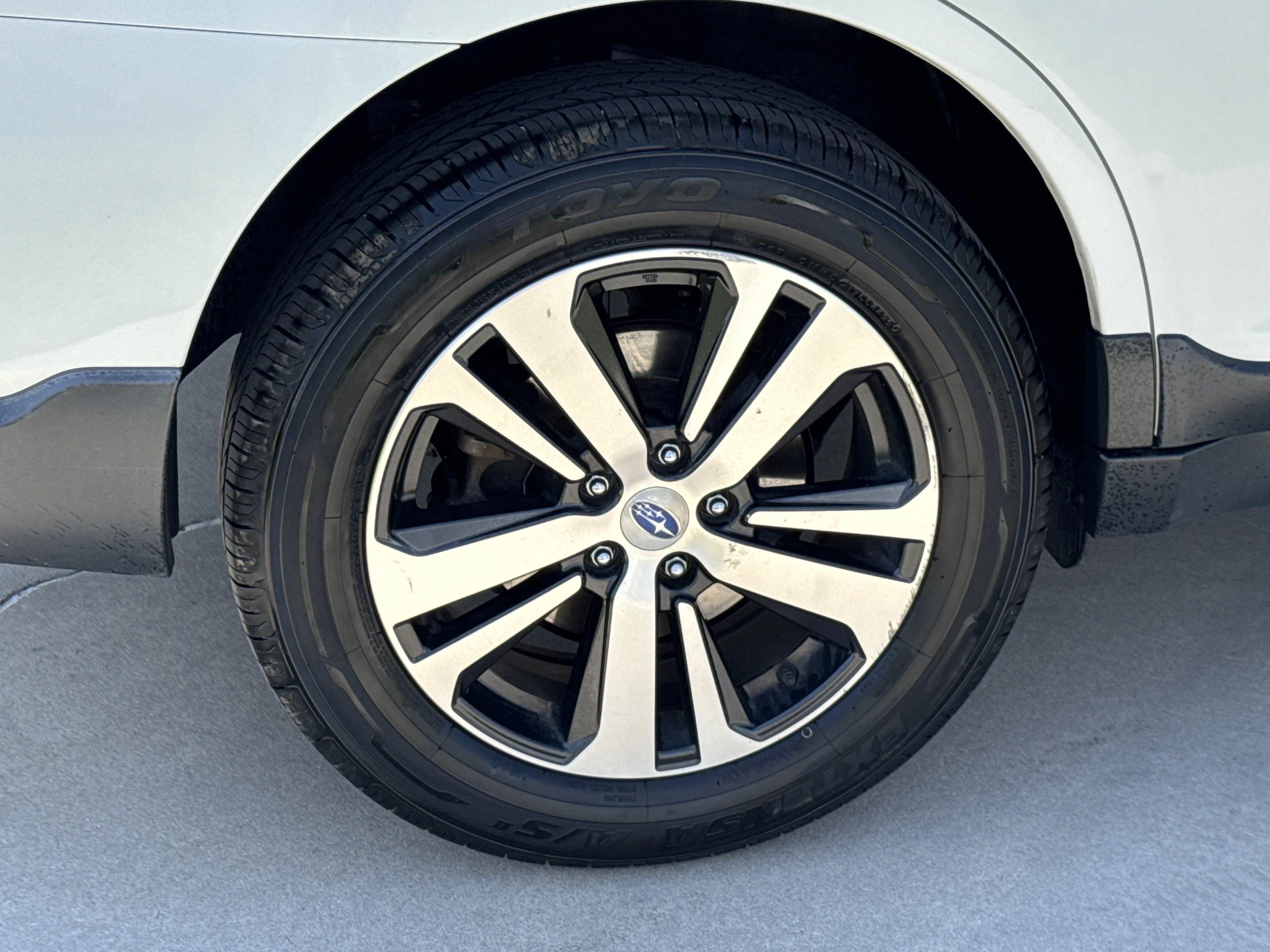 Used 2019 Crystal White Pearl Subaru Limited image 13