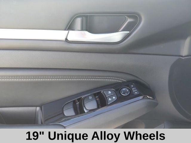Used 2023 Pearl White Nissan 2.5 SL image 15