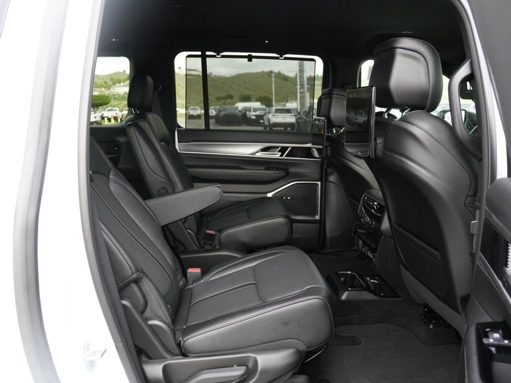 New 2026 Bright White Clear-Coat Exterior Paint Jeep Limited image 25