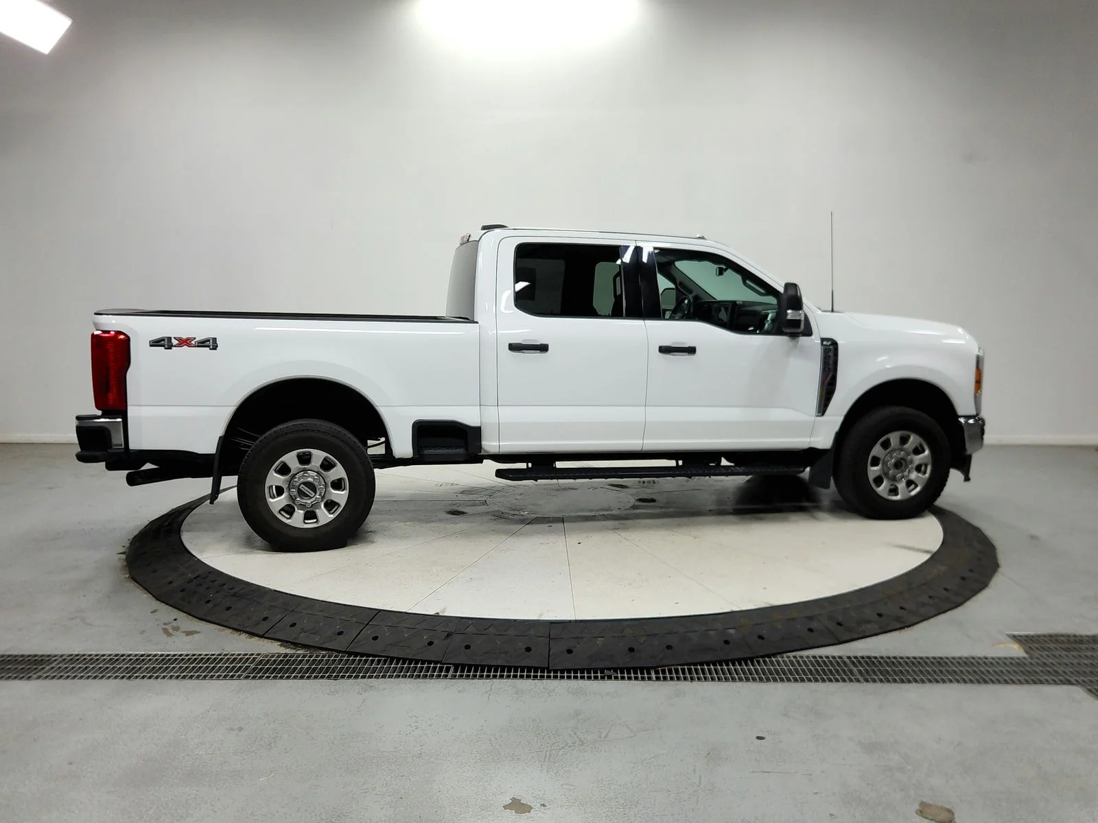 Used 2023 White Ford XLT image 9
