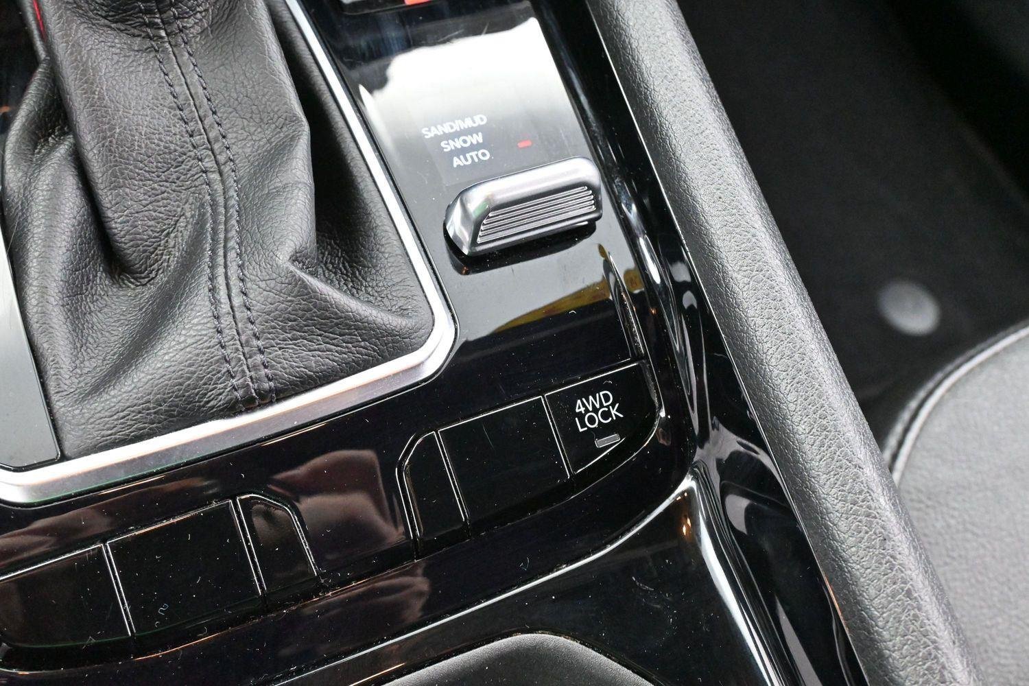 Used 2023 Diamond Black Crystal Pearlcoat Jeep Limited image 24