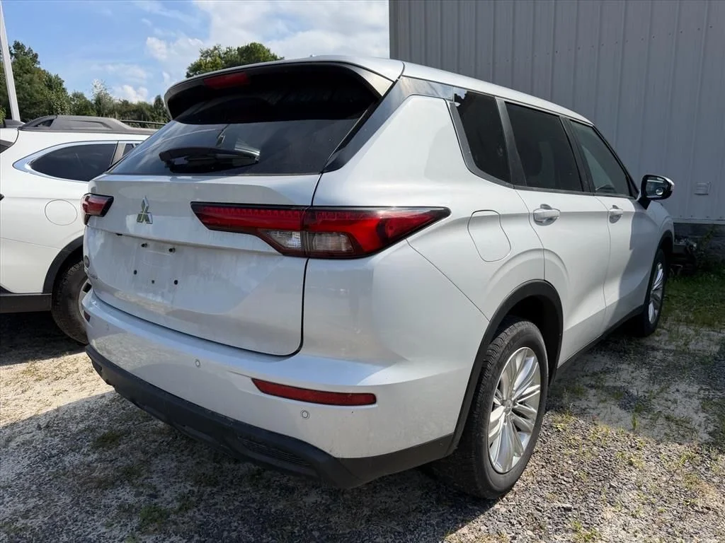 Used 2023  Mitsubishi ES image 5