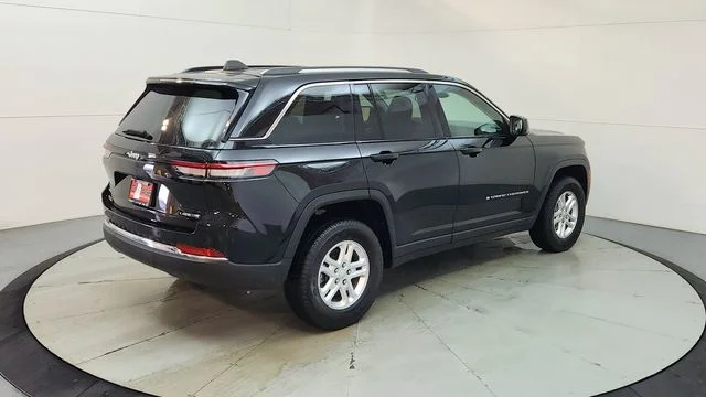 Used 2023 Black Jeep Laredo image 10