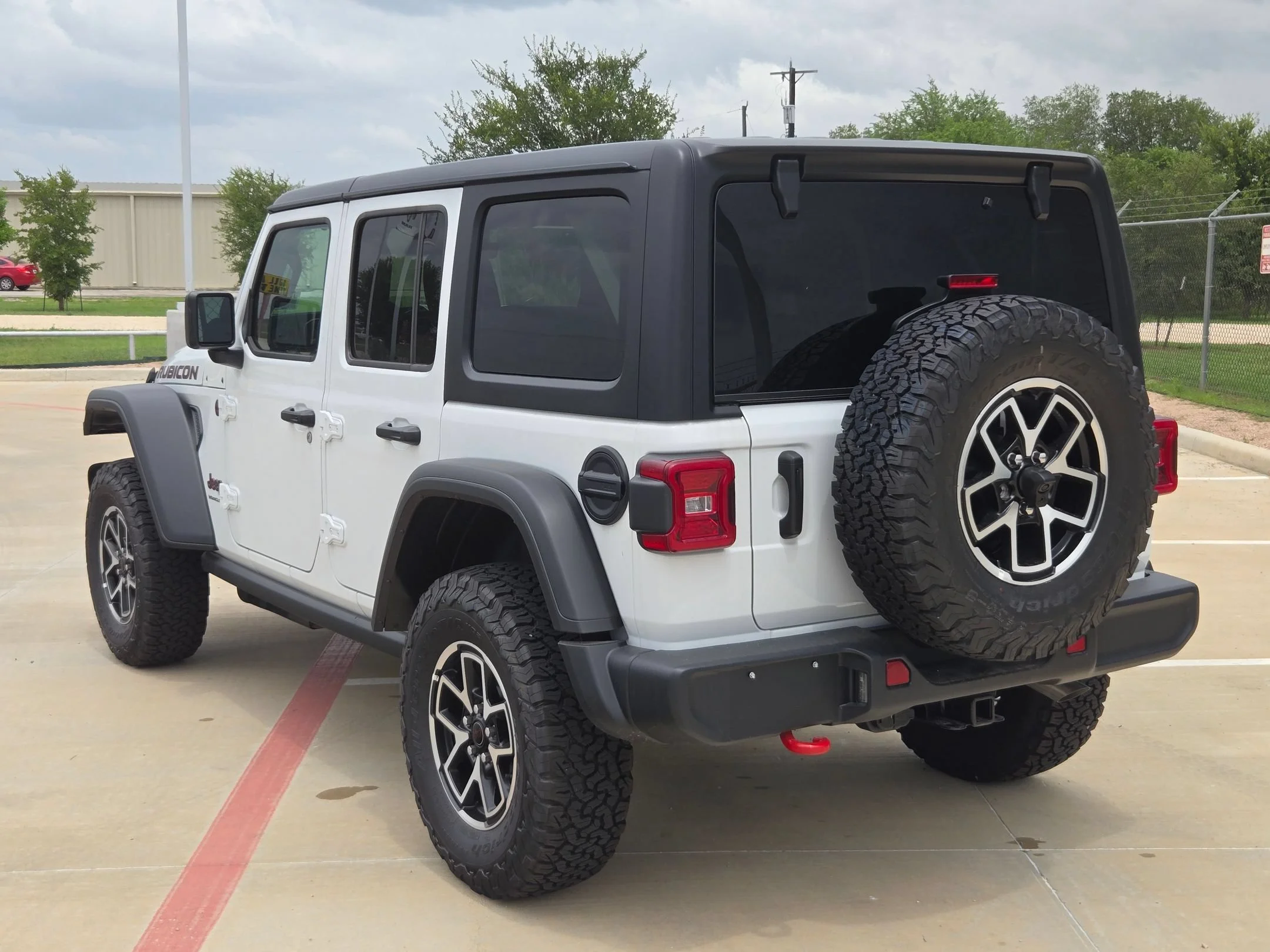 New 2026 Bright White Clear-Coat Exterior Paint Jeep Rubicon image 5