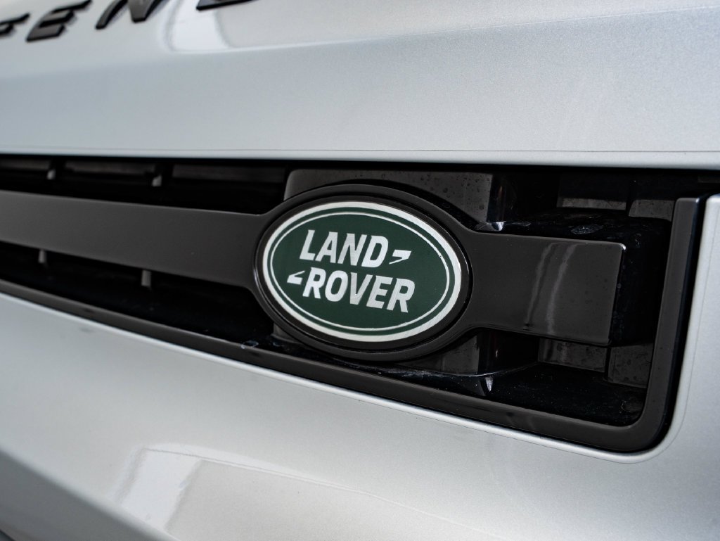 Used 2024 Hakuba Silver Metallic Land Rover S image 3