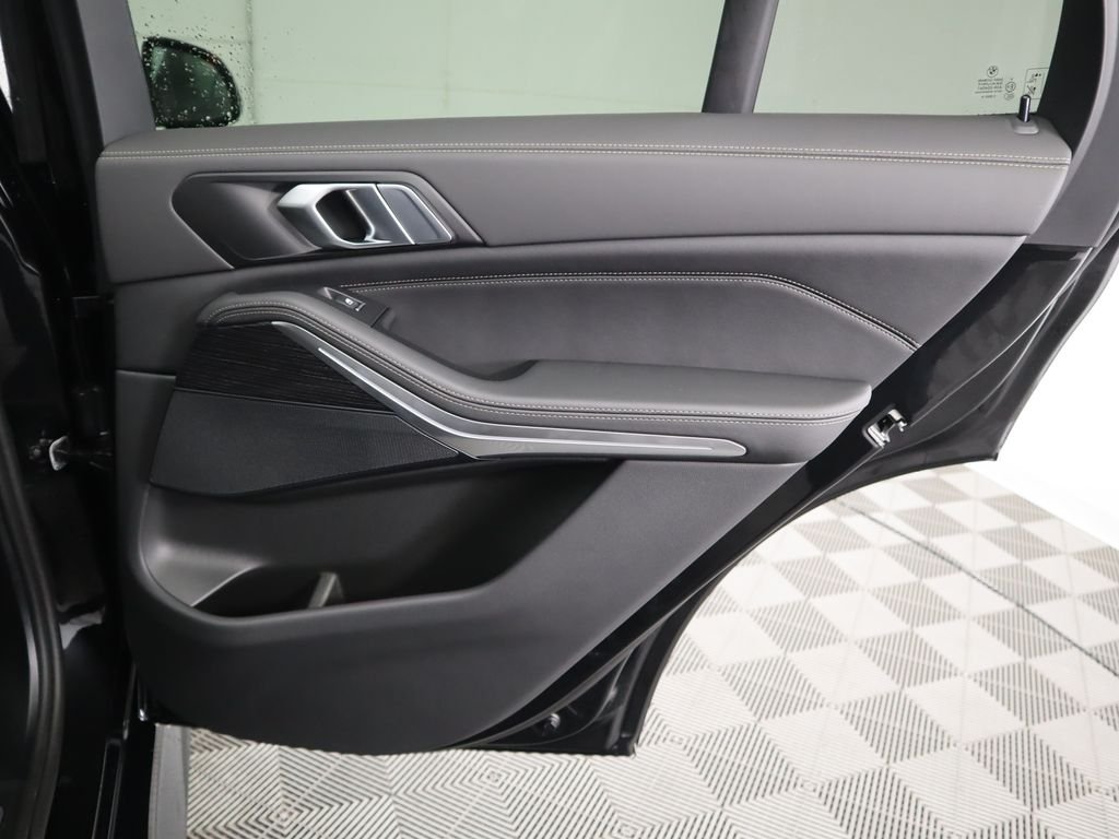 Used 2026 Black Sapphire Metallic BMW xDrive40i image 29