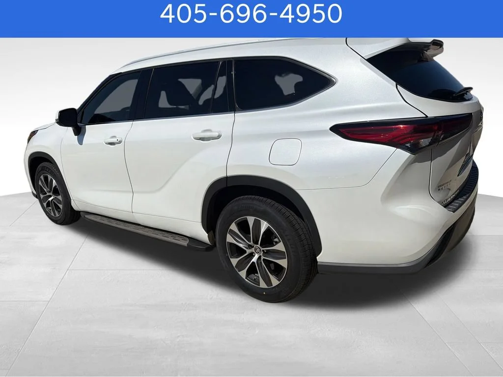 Pre-Owned 2022 Toyota Highlander XLE