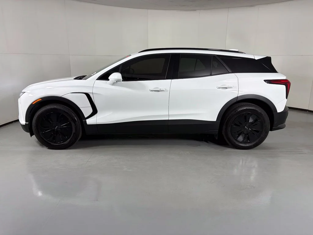 Used 2025 White Chevrolet LT image 5